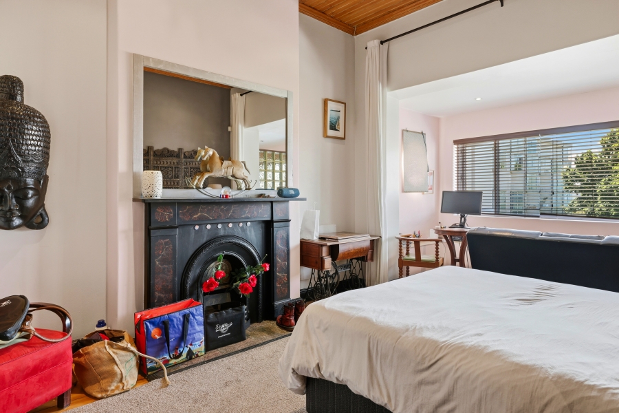 6 Bedroom Property for Sale in Green Point Western Cape